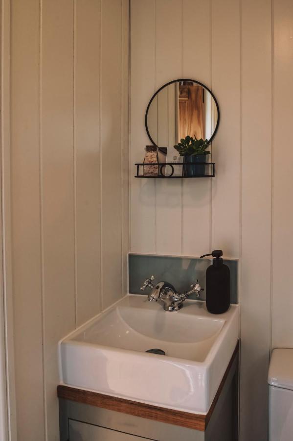 Luxury Shepherd'S Hut On Flower Farm With Outdoor Bath In Mid Cornwall トルーロー エクステリア 写真