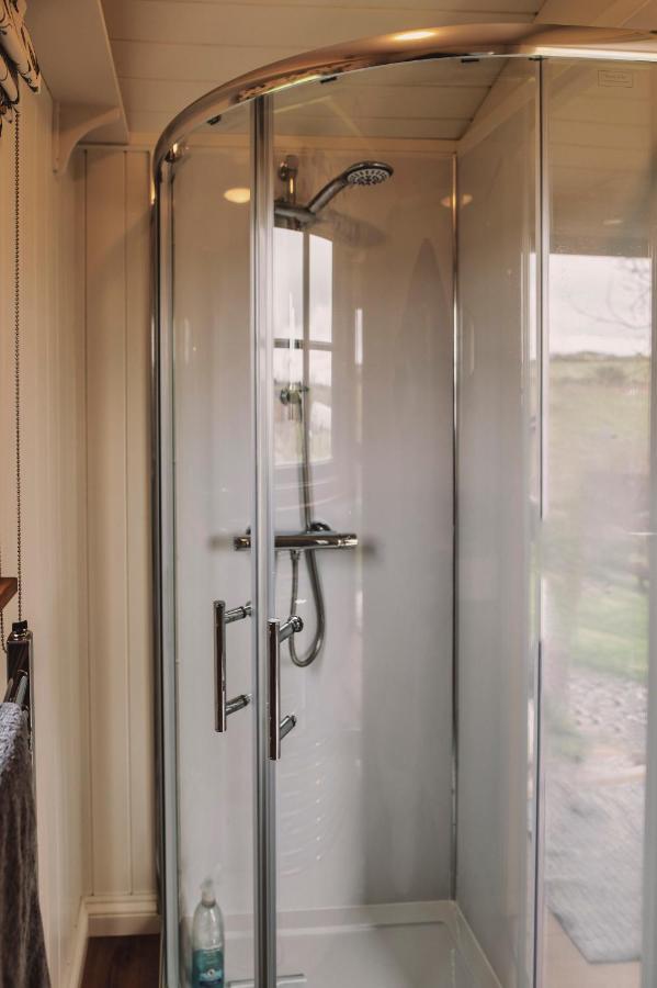 Luxury Shepherd'S Hut On Flower Farm With Outdoor Bath In Mid Cornwall トルーロー エクステリア 写真