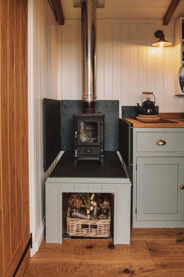 Luxury Shepherd'S Hut On Flower Farm With Outdoor Bath In Mid Cornwall トルーロー エクステリア 写真